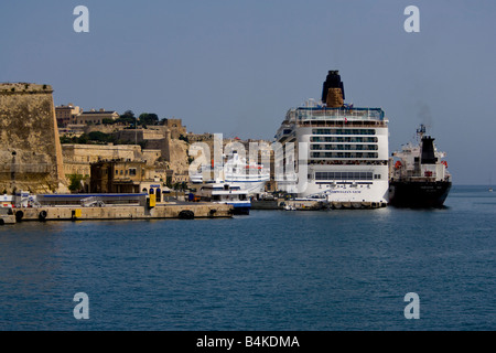 Norwegian Gem de croisière dans le port de La Valette, Malte Banque D'Images