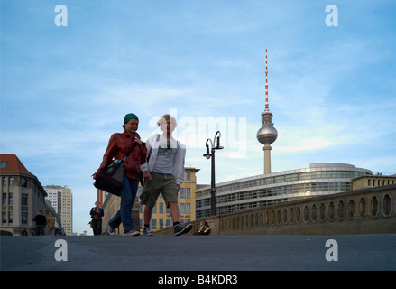 Les gens sur le pont Bodestrasse, Berlin, Allemagne Banque D'Images