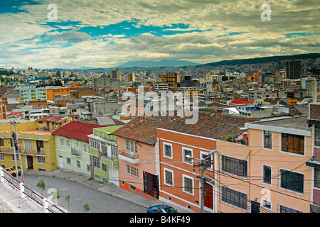 Vue sur Quito, Équateur, du centre des arts modernes (ancien hôpital Militar de San Juan San Juan / Hôpital Militaire) Banque D'Images