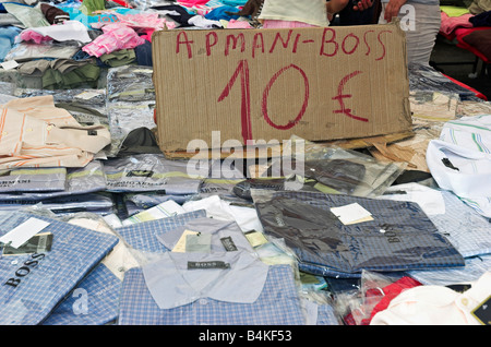 Fake designer Polo shirts à vendre dans un marché à Rethymnon Crète Grèce Banque D'Images