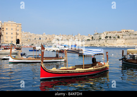 Luzzu bateaux au 'Dockyard Creek', Gzira, Malte. Banque D'Images
