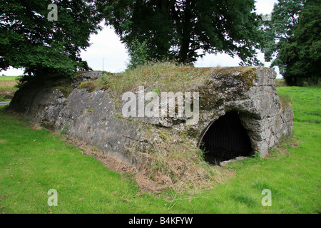 Un bunker allemand de la Première Guerre mondiale dans un domaine paisible de Martinpuich, France. Banque D'Images