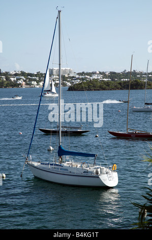 Shot de lundis Enfant, un yacht amarré dans la baie de Pitt près du port de Hamilton, Hamilton Bermudes Banque D'Images