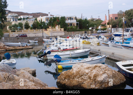 Les petits bateaux de pêche amarrés dans grec Foinix Harbour sur l'île de Syros Cyclades Grèce Mer Egée Banque D'Images