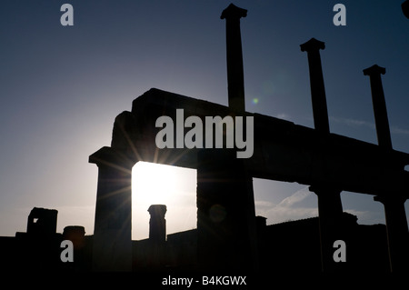 Le Temple d'Apollon arches dans Pompéi au coucher du soleil Banque D'Images