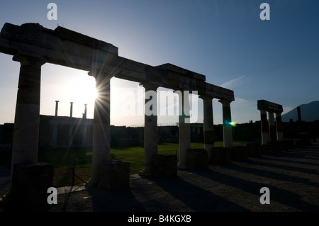 Le Temple d'Apollon arches dans Pompéi au coucher du soleil Banque D'Images