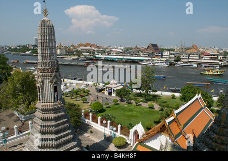Une vue sur le Grand Palais et le Wat Pho Wat Arun de l'autre côté de la rivière Chao Phraya à Bangkok Banque D'Images