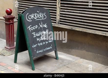 Corbieres Wine bar à vins tableau signe half moon street pub manchester Royaume-Uni Angleterre Lieu de boire du vrai tourisme voyage Banque D'Images