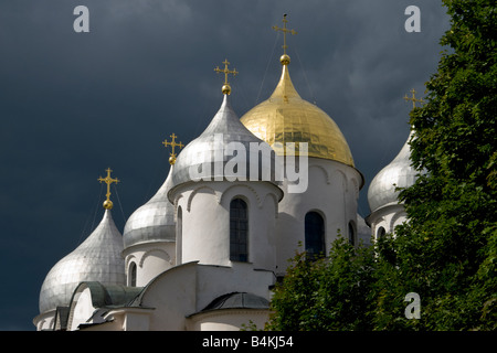 Les dômes de la cathédrale Sainte-Sophie (1045-1050) dans la région de Novgorod Veliki (Russie) Banque D'Images