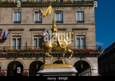 Statue en or de Jean d'Arc, place des Pyramides, Paris, France Banque D'Images