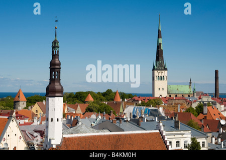 Vue de Tallinn tour du vieil hôtel de ville. Les tours sont visibles de l'Esprit Saint, l'église à gauche, et l'église de saint Olaf, droite. Banque D'Images