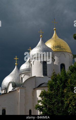 Les dômes de la cathédrale Sainte-Sophie (1045-1050) dans la région de Novgorod Veliki (Russie) Banque D'Images