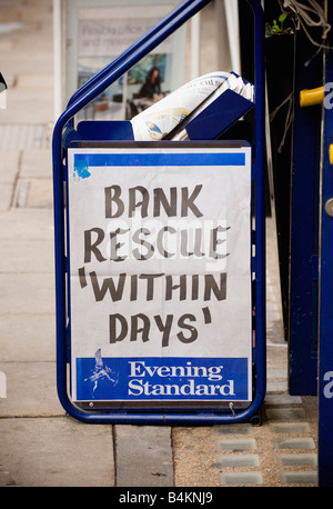 Titre sur un kiosque à journaux The Evening Standard à Londres faisant référence à la crise financière mondiale d'octobre 2008 : sauvetage bancaire en quelques jours. Londres. ROYAUME-UNI Banque D'Images