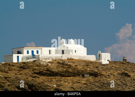 La belle église Fishermens blanc donnant sur Lousa Bay à l'île de Kythnos Cyclades Grèce Mer Egée Banque D'Images