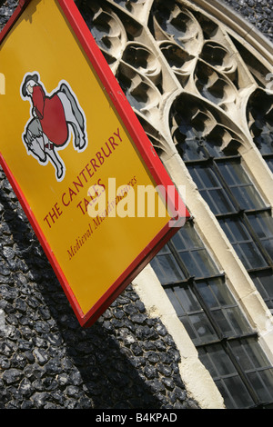 Ville de Canterbury, Angleterre. Le signe extérieur de la Canterbury Tales musée dédié à les Contes de Canterbury de Geoffrey Chaucer. Banque D'Images