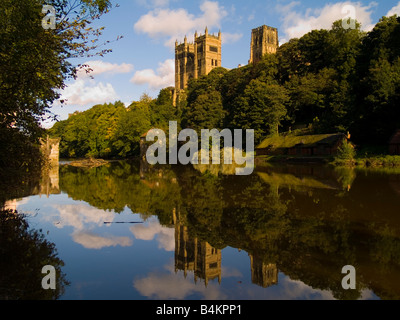 Cathédrale de Durham dans la réflexion, sur la rivière Wear Banque D'Images