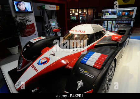 Une voiture de course de Formule Un complicité parrainé par Froil Total géant exposé au Salon Automobile International de l'Auto de Paris. Banque D'Images