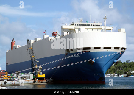 Le Grand navire transporteur de voiture Pioneer, amarré au port de Hamilton, Hamilton, Bermudes Banque D'Images