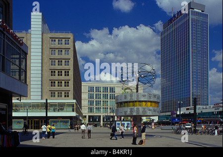 L'Alexanderplatz. Weltzeituhr. Horloge universelle. World Time Zone. Park Inn Hotel. La Galeria Kaufhof. Berlin Mitte. Berlin. L'Allemagne. Banque D'Images