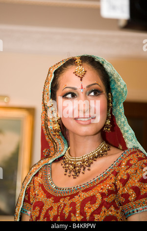 Femme Sikh pendant le mariage cérémonie dans un temple ou gurdwara uk Banque D'Images