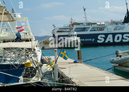 Un remorqueur à l'arrière d'un grand ferry grec et d'autres bateaux au port de Lavrion Grèce continentale Banque D'Images