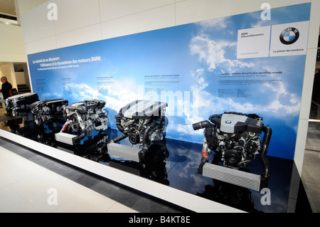 De puissants moteurs BMW et propre sur l'affichage pendant la 'Mondial de l'Auto' 2008, un grand salon de l'automobile à Paris, France Banque D'Images
