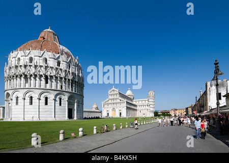 Le baptistère, le Duomo et de la Tour de Pise, la Piazza dei Miracoli, Pisa, Toscane, Italie Banque D'Images