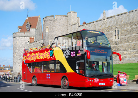 Visite de la ville en bus à toit ouvert le château de Windsor, Windsor, Berkshire, Angleterre, Royaume-Uni Banque D'Images