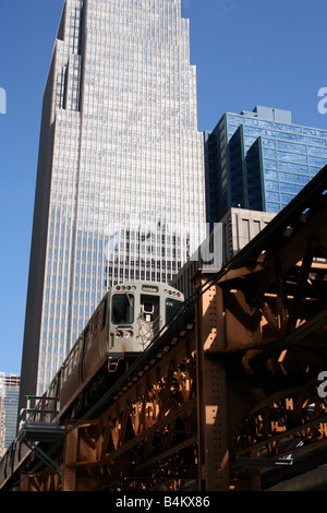 La ligne de train élevé à Chicago, Illinois. Banque D'Images