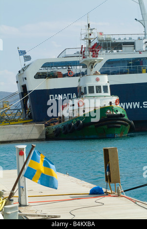 Un remorqueur à l'arrière d'un grand port grec à Athènes en Grèce continentale Banque D'Images