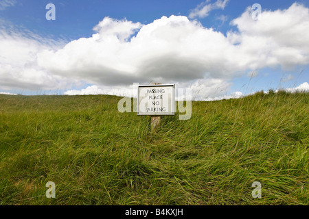 En passant place no parking sign à uffington White horse hill oxfordshire Banque D'Images