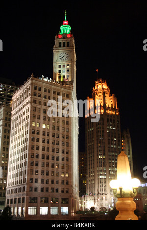 Vue de nuit le Wrigley Building et la Tribune Tower, Chicago Illinois Banque D'Images