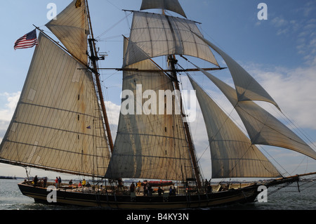 Le Pride of Baltimore II dans le port de New York. Le navire est une reproduction d'une ère de 1812 topsail schooner. Banque D'Images