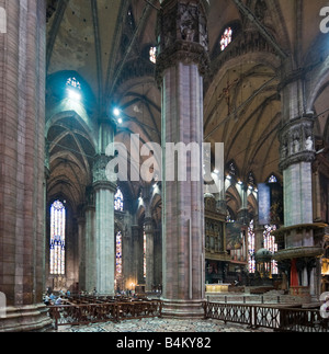 L'intérieur du Duomo (cathédrale), de la Piazza del Duomo, Milan, Lombardie, Italie Banque D'Images