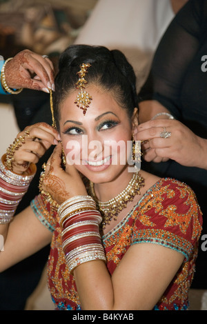 Femme Sikh pendant le mariage cérémonie dans un temple ou gurdwara uk Banque D'Images