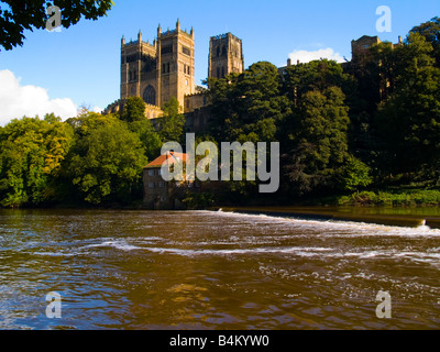 La vision traditionnelle de la magnifiquement situé au Patrimoine Mondial de l'UNESCO, c'est la cathédrale de Durham sur la rivière l'usure. Banque D'Images