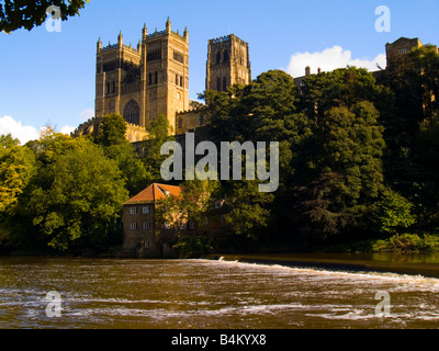 Majestueuse Cathédrale de Durham. Point de vue traditionnel de l'autre côté de la rivière l'usure. Banque D'Images