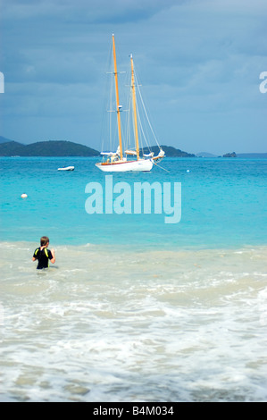 Garçon en combinaison de plongée dans la mer des Caraïbes St. John USVI Banque D'Images