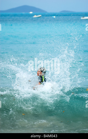 Garçon en combinaison de plongée dans la mer des Caraïbes St. John USVI Banque D'Images