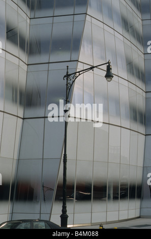 L'architecte Frank Gehry, l'AC Monde IAC dans le quartier de Chelsea de Manhattan, New York, détail de bardage avec lampe-post. Banque D'Images