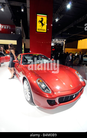 Un modèle de luxe design italien Ferrari sur l'affichage pendant le 'Mondial de l'Auto' 2008, un grand salon de l'automobile à Paris, France Banque D'Images