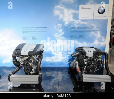 De puissants moteurs BMW et propre sur l'affichage pendant la 'Mondial de l'Auto' 2008, un grand salon de l'automobile à Paris, France Banque D'Images