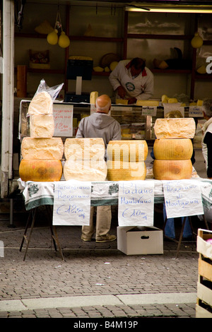 Vendeur de fromage à Crémone city market Banque D'Images