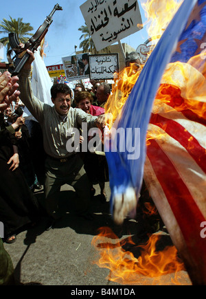 Un gouvernement irakien anti-américain parrainé de démonstration sur une rue de Bagdad avant l'invasion menée par les Etats-Unis Notre photo montre des manifestants brûlent le drapeau américain Stars and Stripes Banque D'Images