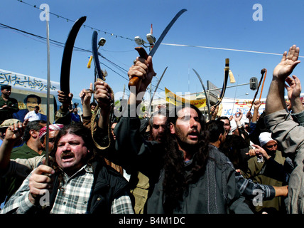 Un gouvernement irakien anti-américain parrainé de démonstration sur une rue de Bagdad avant l'invasion menée par les Etats-Unis Notre photo montre l'Anti guerre à Bagdad comme protestataires de la provinces tribales brandissent des épées Banque D'Images
