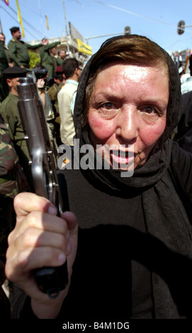 Un gouvernement irakien anti-américain parrainé de démonstration sur une rue de Bagdad avant l'invasion menée par les Etats-Unis Notre photo montre l'Anti guerre à Bagdad comme une mère brandit un pistolet pour le photographe Banque D'Images
