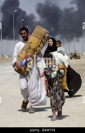 Guerre en Irak Mars 2003 habitants de fuir la ville de gravure de Bassorah en Irak comme éléments blindés des Royal Scots Dragoon Guards atteindre les jupes de la ville Banque D'Images