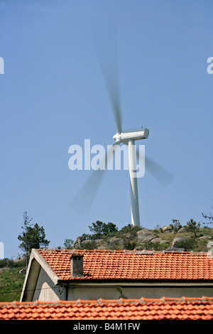 Une grande éolienne près de chez eux. Banque D'Images