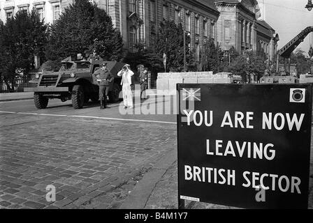 Allemagne Berlin wall vers octobre 1961 garde-frontières de l'Allemagne de l'est vu ici à la frontière de la Fédération et en secteurs de Berlin dans l'arrière-plan la construction du mur de Berlin continue Banque D'Images