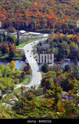 Le lac des Baies avec feuillage automne brillant et Canton de Dorset à la frontière de Muskoka et de Haliburton en Ontario Canada Banque D'Images